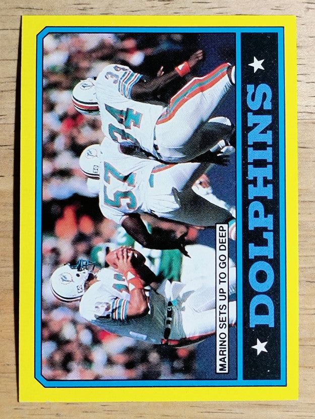 1986 Topps #44 Dolphins TL/Dan Marino Sets Up