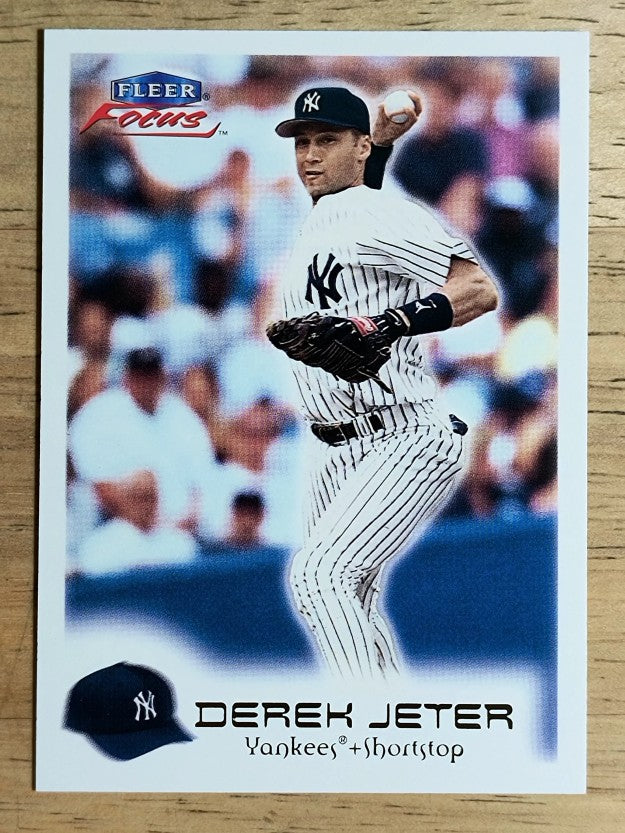 2000 Fleer Focus #11 Derek Jeter
