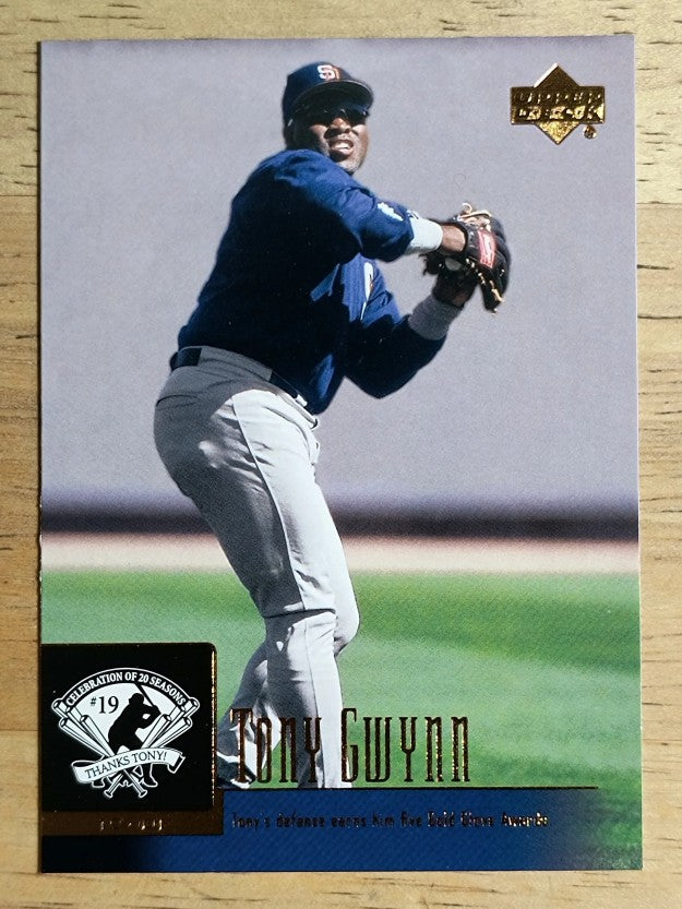 2001 Upper Deck Gwynn #3 Tony Gwynn/Defense earns him five Gold Gloves (EXMT)