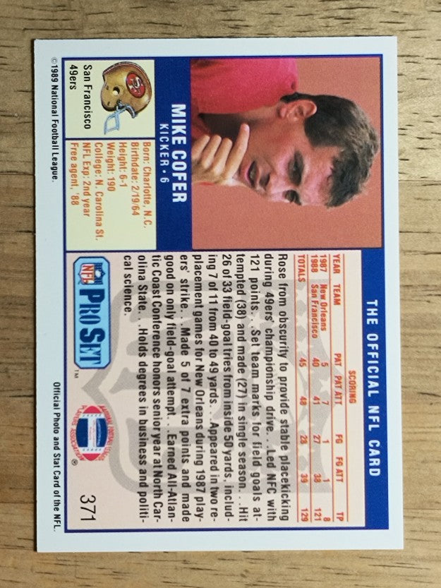 1989 Pro Set #371 Mike Cofer RC/Joe Montana holding