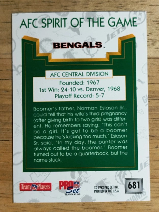 1992 Pro Set #681 Cincinnati Bengals/Spirit of the Game/Boomer Esiason with cub