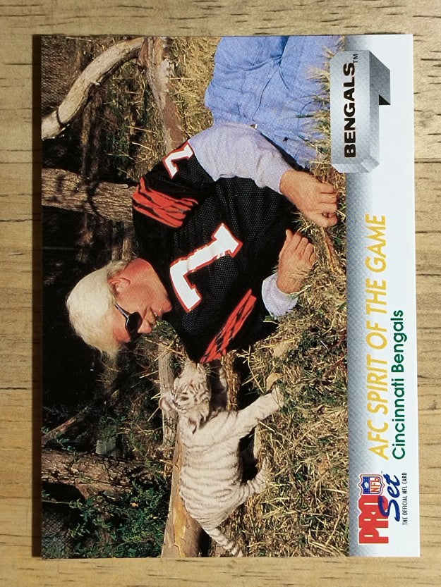 1992 Pro Set #681 Cincinnati Bengals/Spirit of the Game/Boomer Esiason with cub