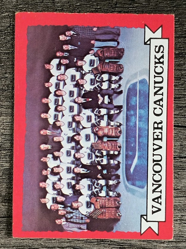 1973-74 O-Pee-Chee #107 Canucks Team (EXMT)