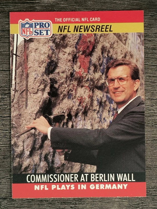 1990 Pro Set #785B Berlin Wall/Paul Tagliabue RC/poses at historic Berlin Wall