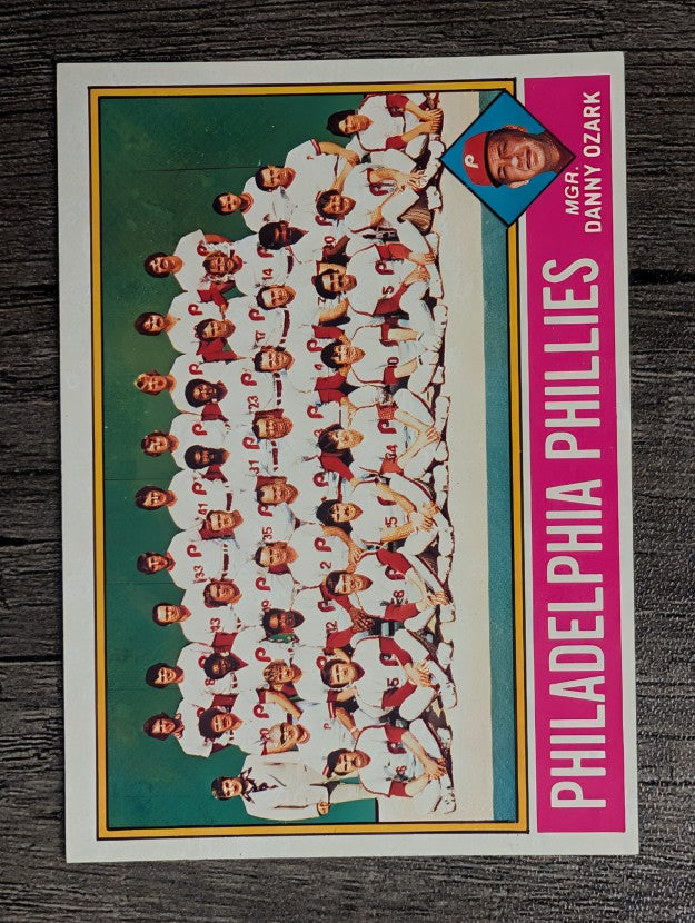 1976 Topps #384 Philadelphia Phillies CL/Danny Ozark MG (EXMT)