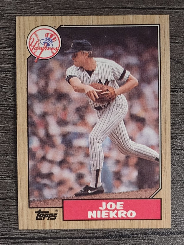 1987 Topps #344B Joe Niekro/Copyright outside righthand border