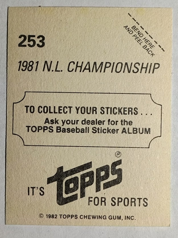 1982 Topps Stickers #253 Gary Carter PLAY